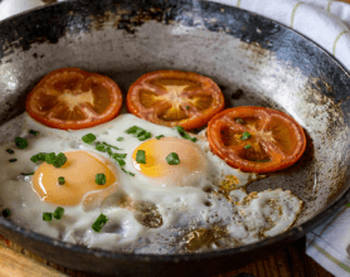 Рецепт яичницы с помидором и луком